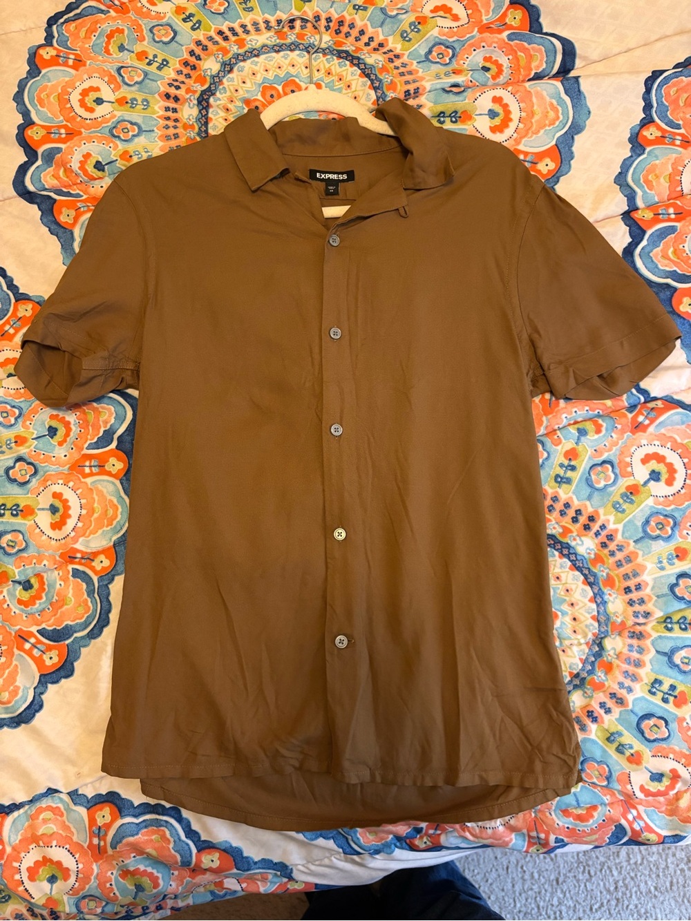 Express Men’s Short Sleeve Button-Down Shirt in Brown